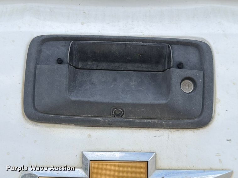 image for item DX5860 2018 Chevrolet Silverado 2500HD Crew Cab pickup truck