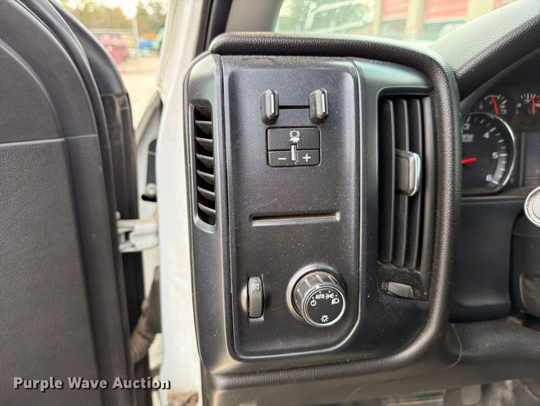 image for item DX5860 2018 Chevrolet Silverado 2500HD Crew Cab pickup truck