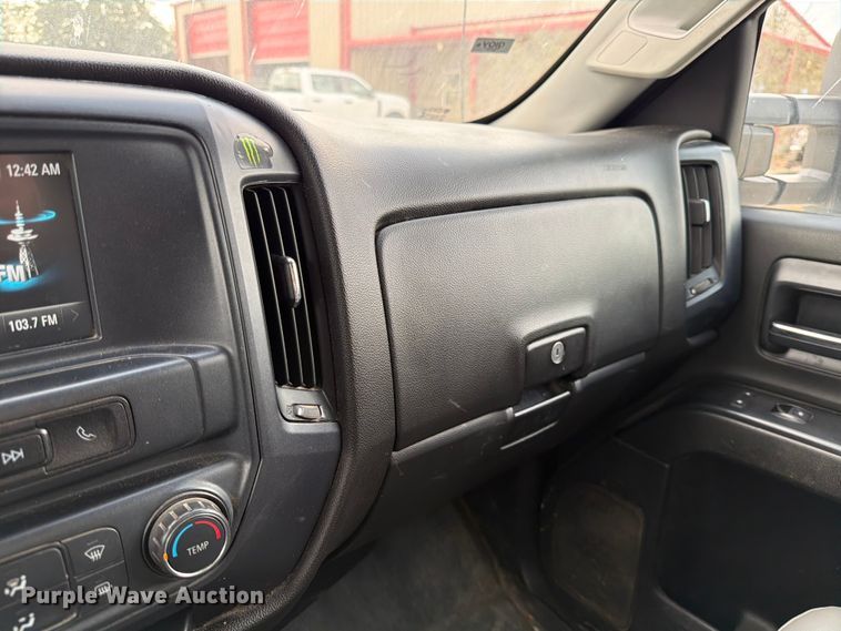 image for item DX5860 2018 Chevrolet Silverado 2500HD Crew Cab pickup truck