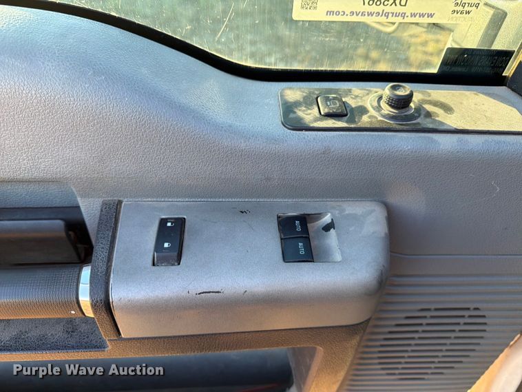 image for item DX5867 2015 Ford F250 Super Duty XLT SuperCab flatbed pickup truck