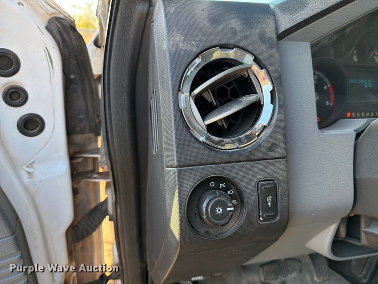 image for item DX5867 2015 Ford F250 Super Duty XLT SuperCab flatbed pickup truck