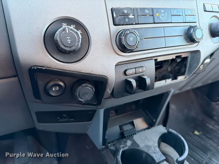 image for item DX5867 2015 Ford F250 Super Duty XLT SuperCab flatbed pickup truck