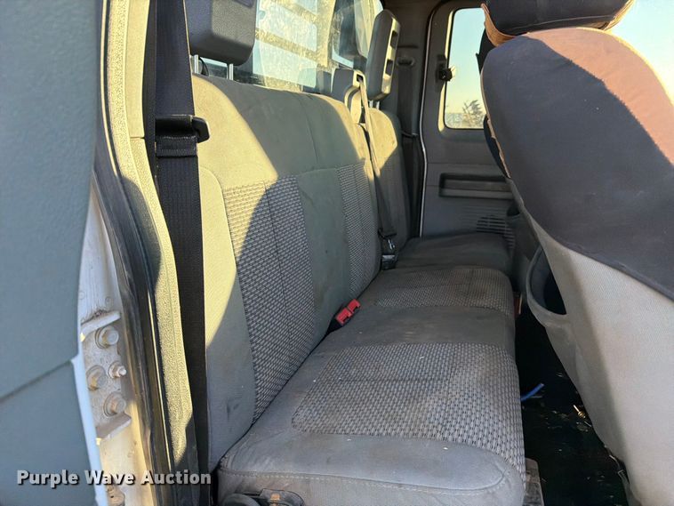 image for item DX5867 2015 Ford F250 Super Duty XLT SuperCab flatbed pickup truck