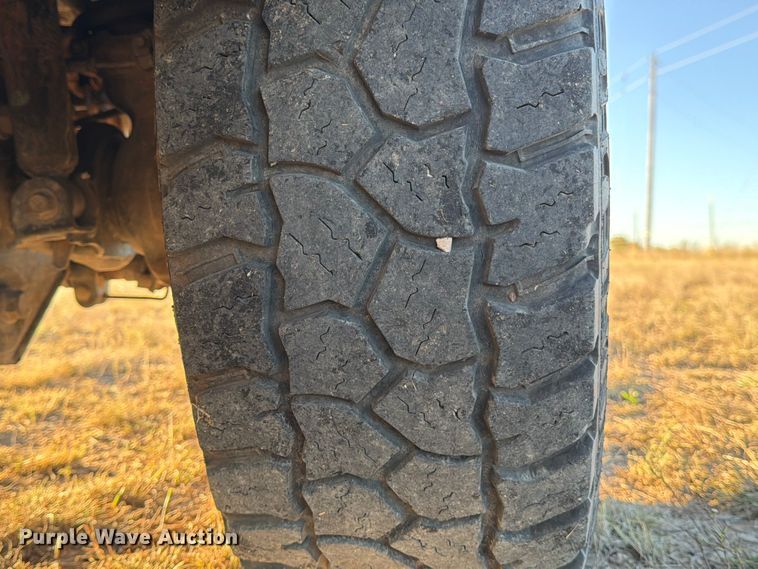 image for item DX5867 2015 Ford F250 Super Duty XLT SuperCab flatbed pickup truck