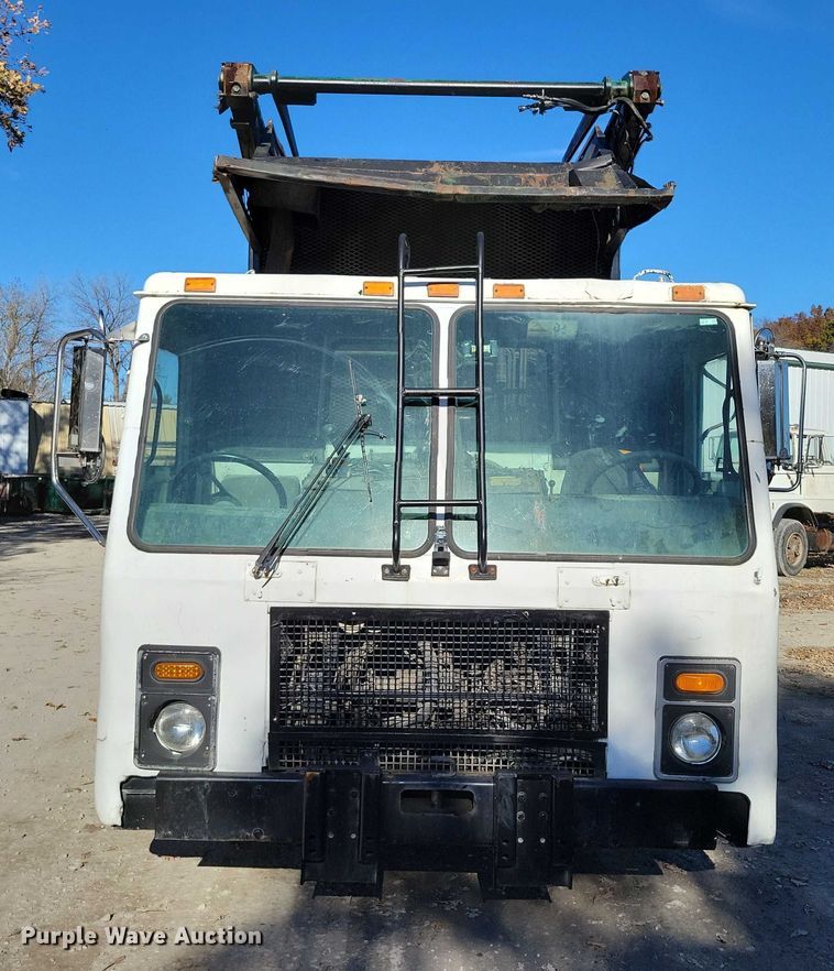 image for item DX6601 2004 Mack  600 refuse truck