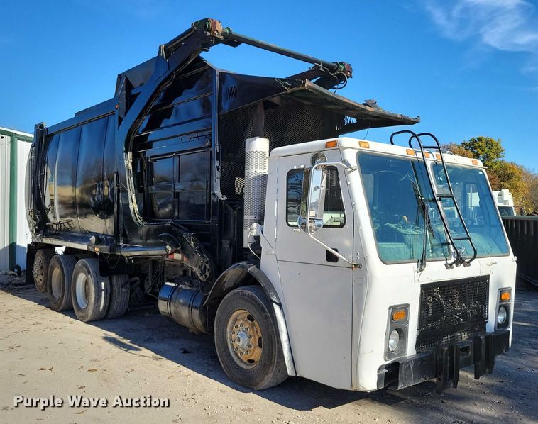 image for item DX6601 2004 Mack  600 refuse truck