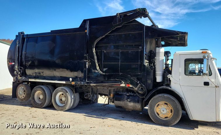 image for item DX6601 2004 Mack  600 refuse truck