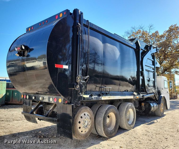 image for item DX6601 2004 Mack  600 refuse truck