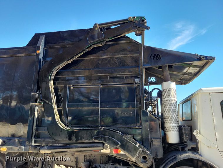 image for item DX6601 2004 Mack  600 refuse truck