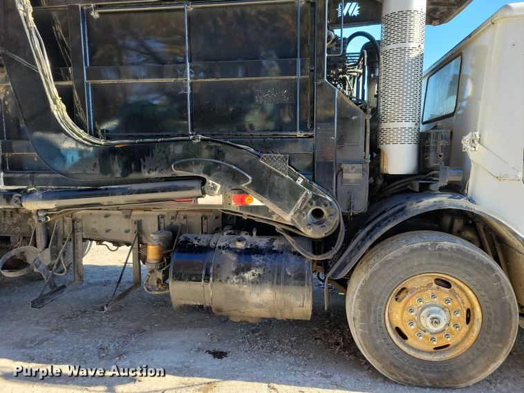 image for item DX6601 2004 Mack  600 refuse truck