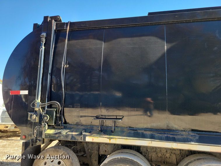 image for item DX6601 2004 Mack  600 refuse truck