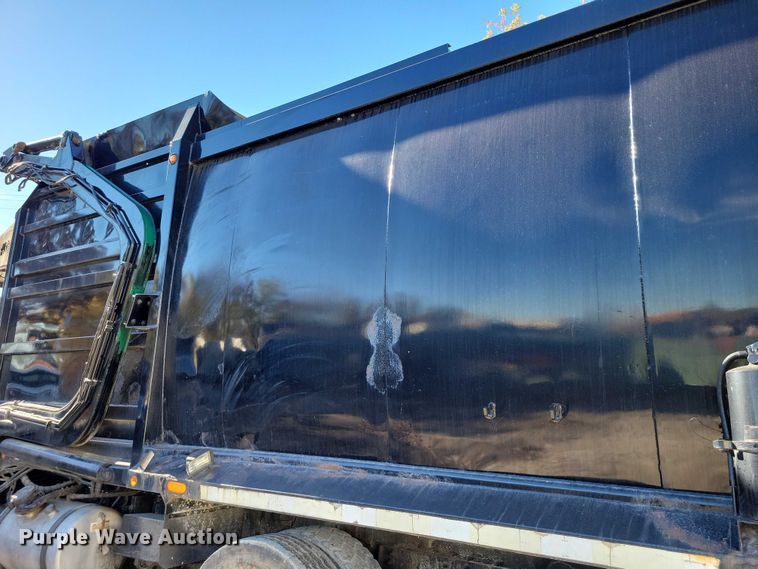 image for item DX6601 2004 Mack  600 refuse truck