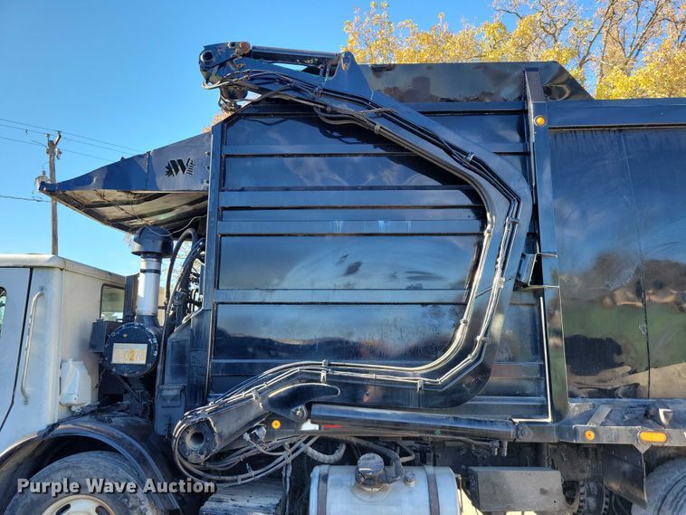 image for item DX6601 2004 Mack  600 refuse truck