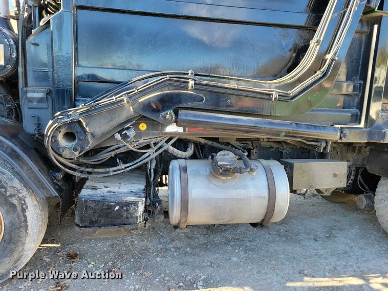 image for item DX6601 2004 Mack  600 refuse truck