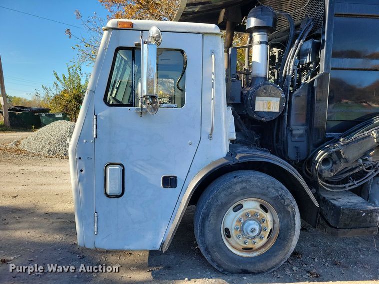 image for item DX6601 2004 Mack  600 refuse truck