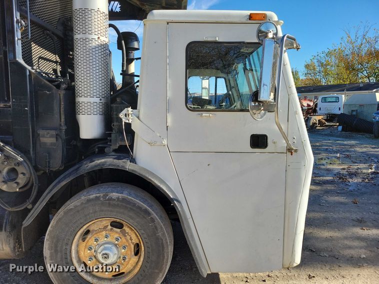 image for item DX6601 2004 Mack  600 refuse truck