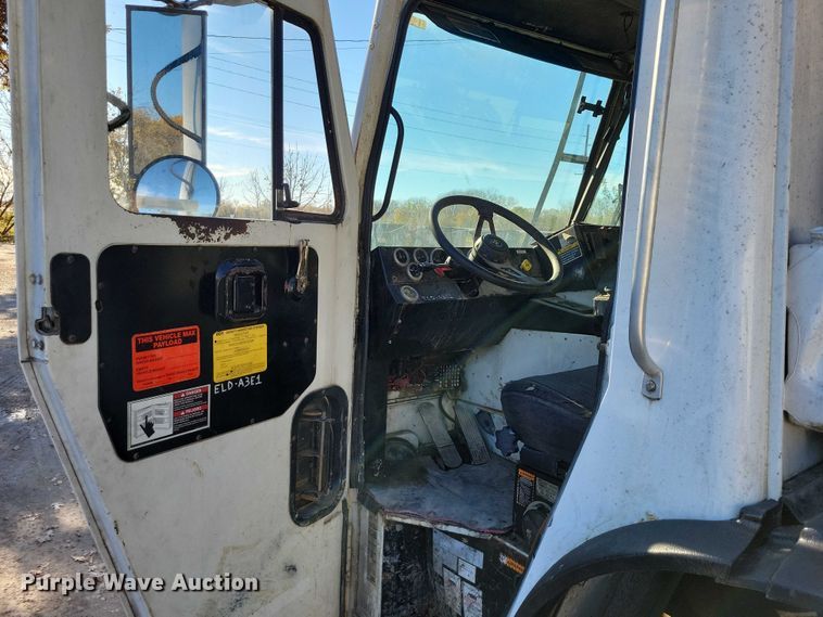 image for item DX6601 2004 Mack  600 refuse truck