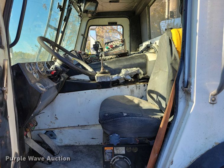 image for item DX6601 2004 Mack  600 refuse truck