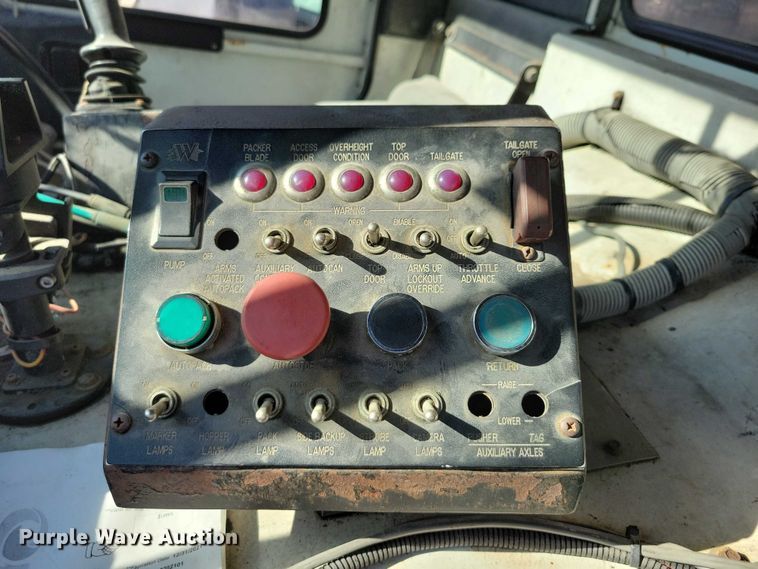 image for item DX6601 2004 Mack  600 refuse truck