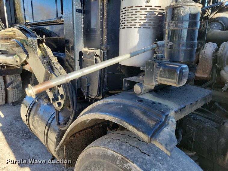 image for item DX6601 2004 Mack  600 refuse truck