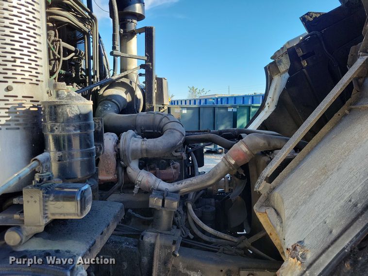 image for item DX6601 2004 Mack  600 refuse truck