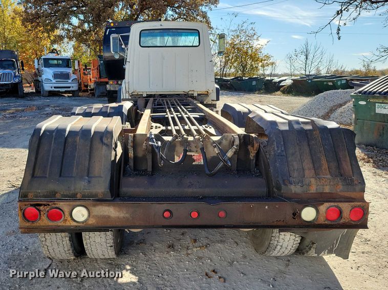 image for item DX6602 1988 Ford L8000 truck cab and chassis