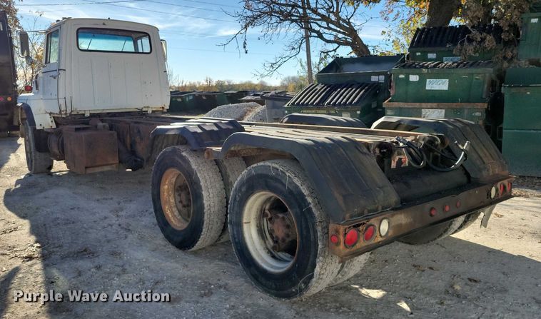 image for item DX6602 1988 Ford L8000 truck cab and chassis