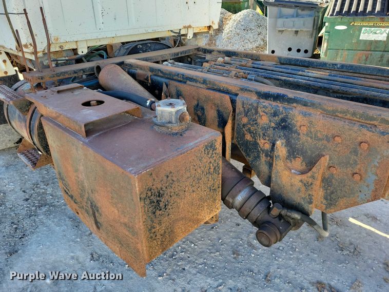 image for item DX6602 1988 Ford L8000 truck cab and chassis