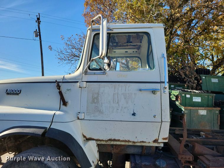 image for item DX6602 1988 Ford L8000 truck cab and chassis