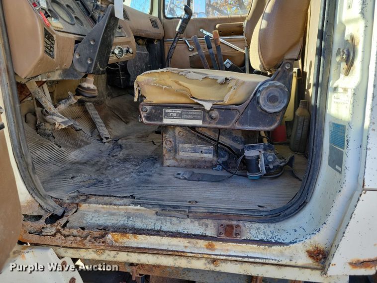 image for item DX6602 1988 Ford L8000 truck cab and chassis