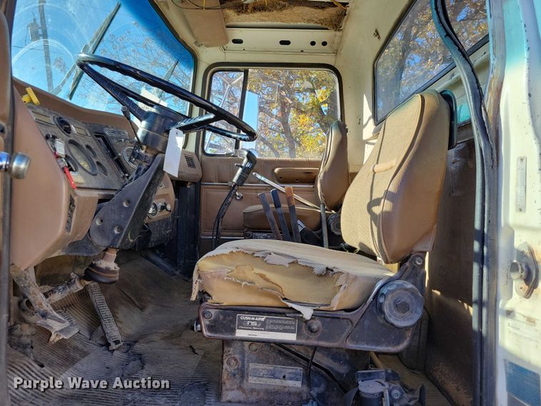 image for item DX6602 1988 Ford L8000 truck cab and chassis