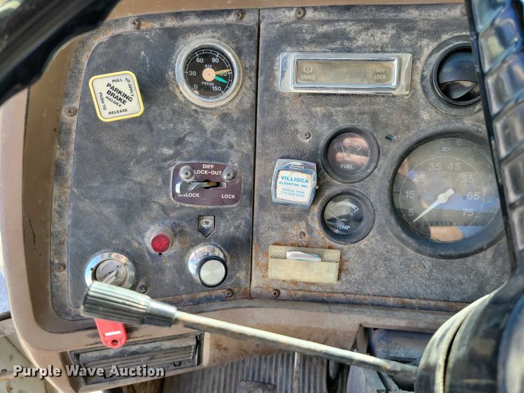 image for item DX6602 1988 Ford L8000 truck cab and chassis