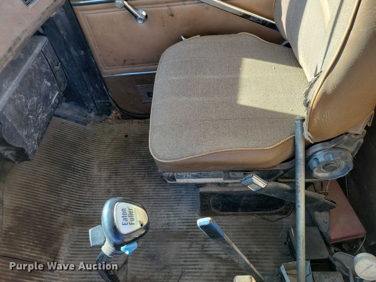 image for item DX6602 1988 Ford L8000 truck cab and chassis