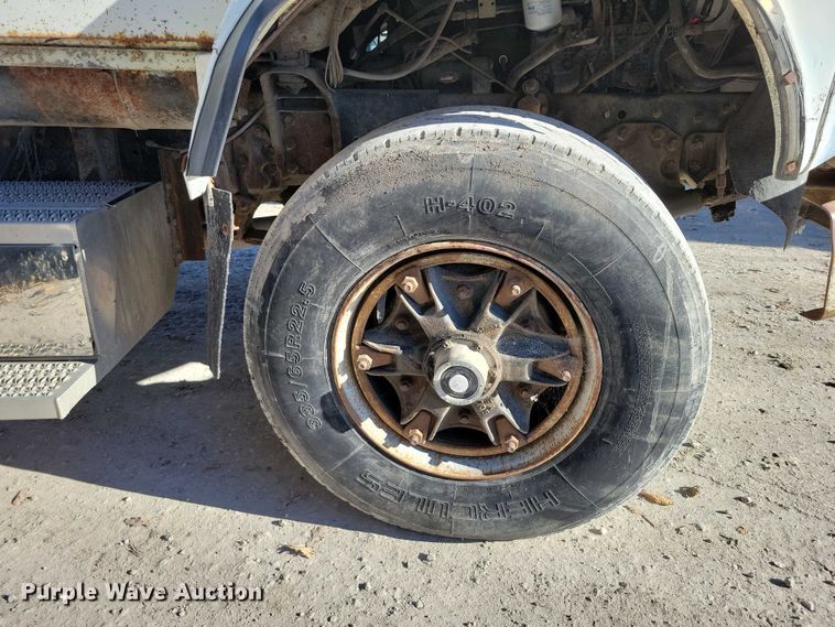 image for item DX6602 1988 Ford L8000 truck cab and chassis