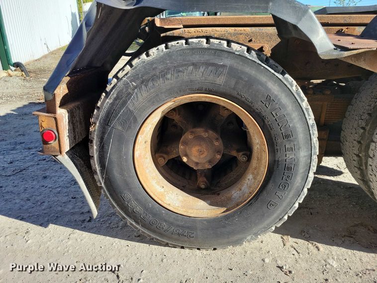 image for item DX6602 1988 Ford L8000 truck cab and chassis