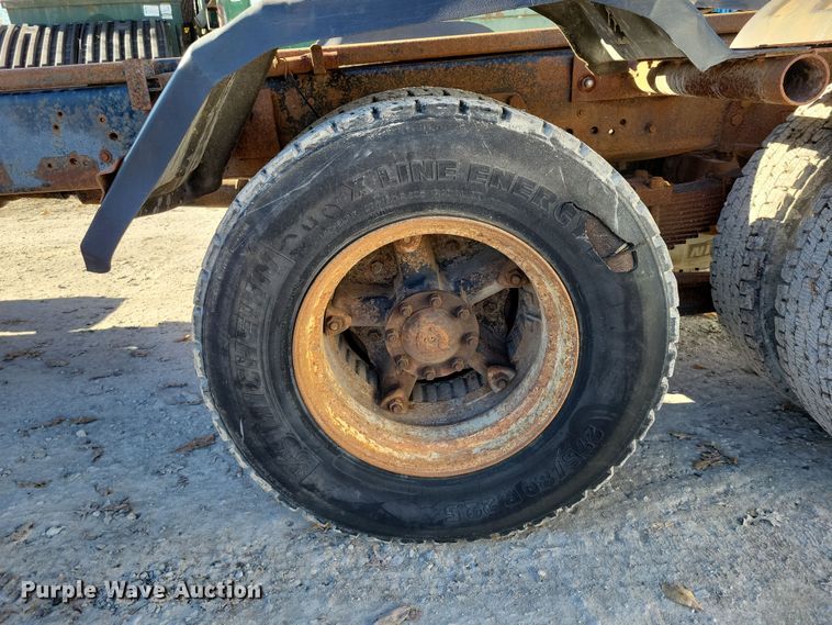 image for item DX6602 1988 Ford L8000 truck cab and chassis