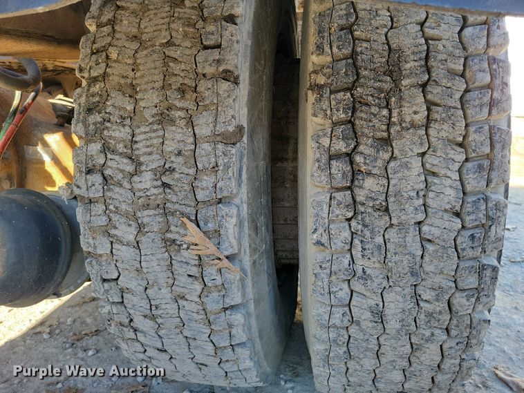 image for item DX6602 1988 Ford L8000 truck cab and chassis