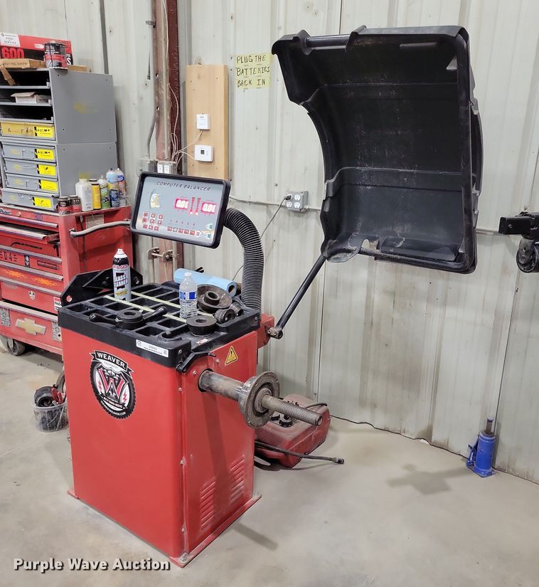 image for item DX6623 2021 Weaver W-957-40 wheel balancer