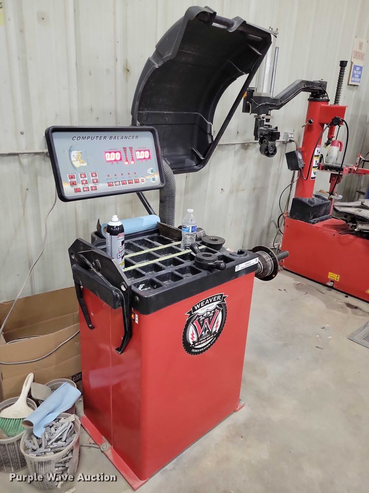 image for item DX6623 2021 Weaver W-957-40 wheel balancer