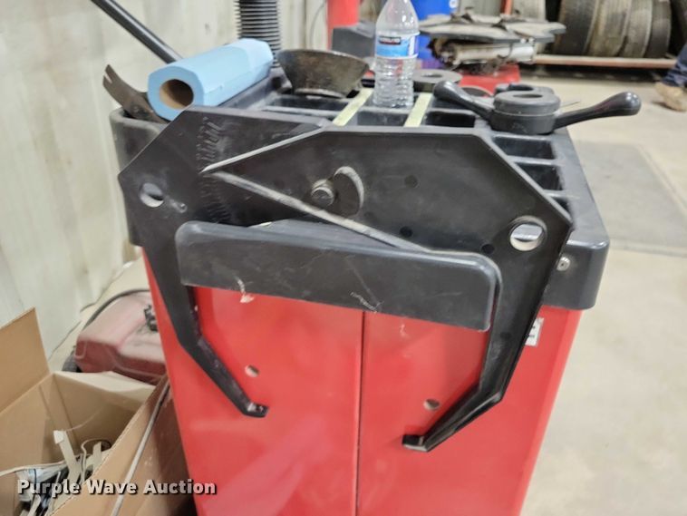 image for item DX6623 2021 Weaver W-957-40 wheel balancer