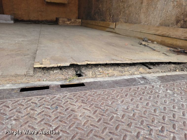 image for item DX6627 2000 Izuszu NPR box truck