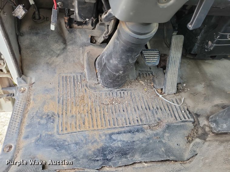 image for item DX6627 2000 Izuszu NPR box truck