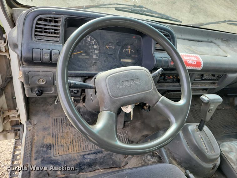 image for item DX6627 2000 Izuszu NPR box truck