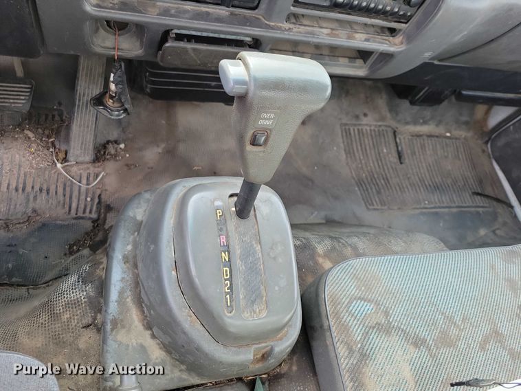 image for item DX6627 2000 Izuszu NPR box truck