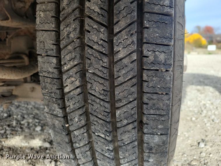 image for item DX6627 2000 Izuszu NPR box truck