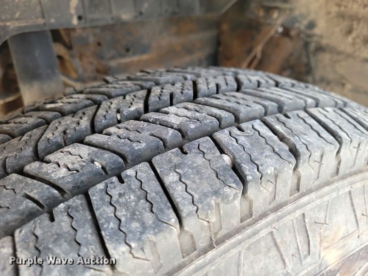 image for item DX6627 2000 Izuszu NPR box truck