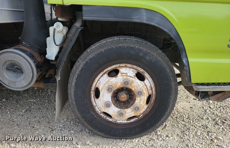 image for item DX6627 2000 Izuszu NPR box truck