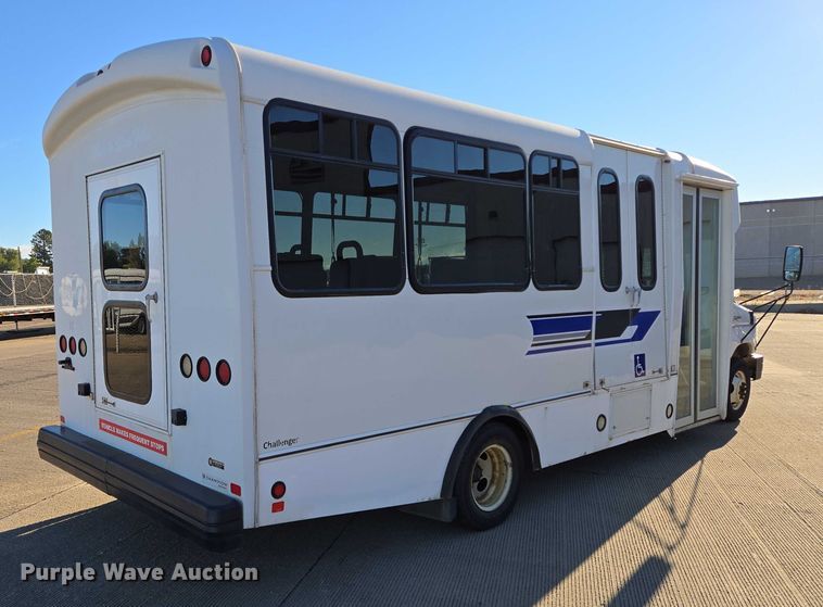 image for item DY1427 2016 Ford E450 shuttle bus