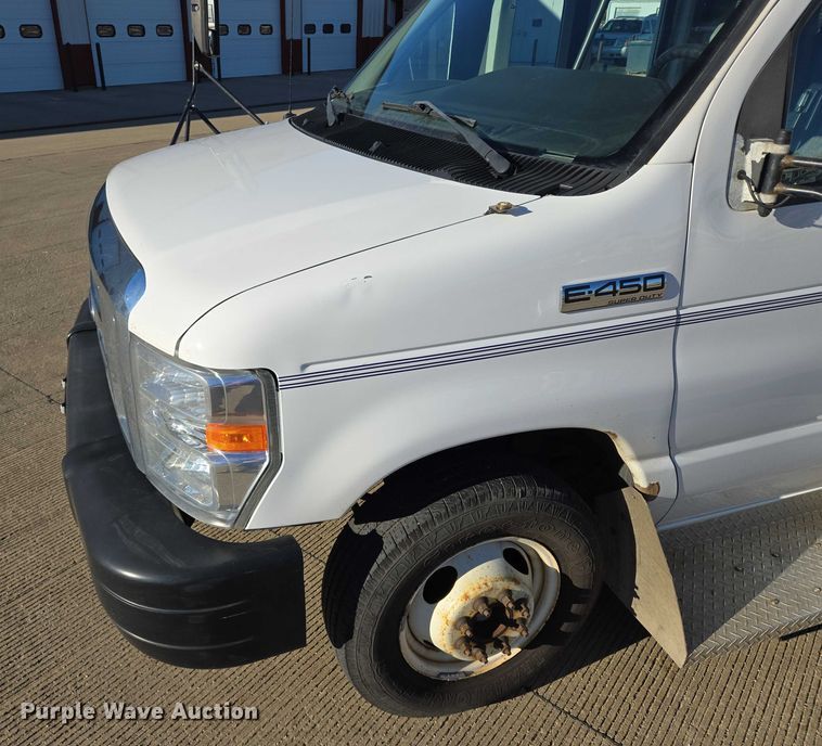 image for item DY1427 2016 Ford E450 shuttle bus