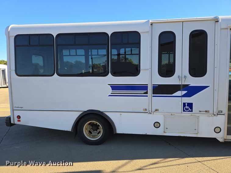 image for item DY1427 2016 Ford E450 shuttle bus